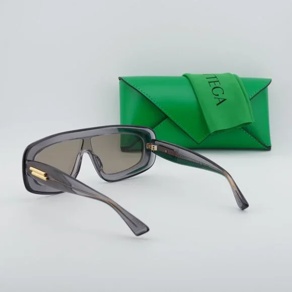 NWT BOTTEGA VENETA UNISEX SHIELD SUNGLASSES BOTTEGA VENETA Bottega Veneta Shield Sunglasses in Havana & Brown | FWRD main image 4
